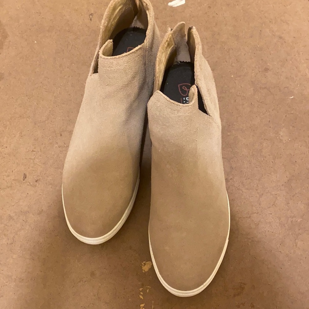 Waterproof sneakers with wedge